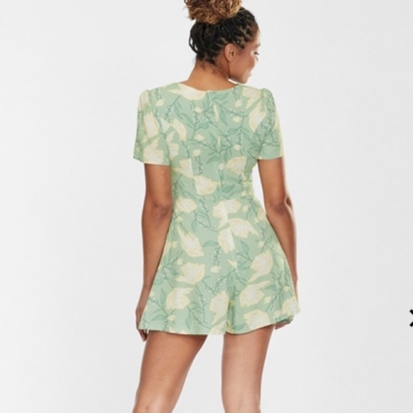 Modcloth x Collectif Romper One Piece US Size 6 Green  Floral Short Sleeve Zip U - Picture 4 of 16